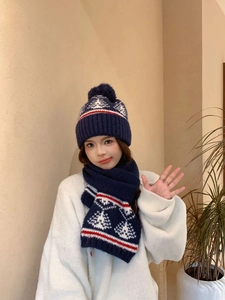 Dettaglio del set cappello e sciarpa in maglia con motivi natalizi Fair Isle vintage