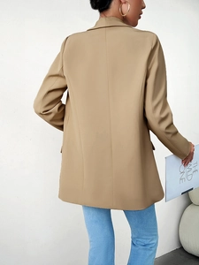 Vue arrière d'un blazer camel à manches longues pour femme avec texture fluide