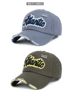 Détail de casquettes de baseball avec broderie Atlantic et texture vintage délavée