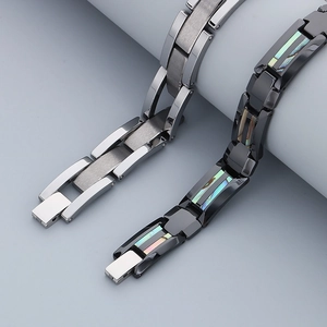 Vue macro du tungstène brossé et de l'incrustation de coquillage sur bracelets homme