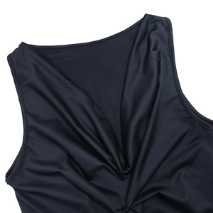 Détail de l'élégant col en V froncé sur la robe de soirée noire sans manches en tissu soyeux
