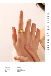 Close-up of a braided gold ring in 18k plated stainless steel on a woman's finger