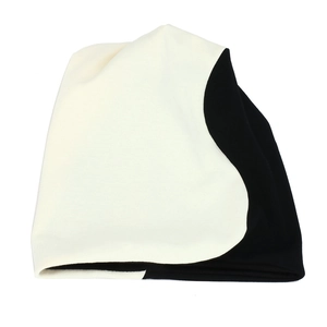 Détail du motif tricoté bicolore noir et blanc en forme de vague sur un bonnet d'hiver