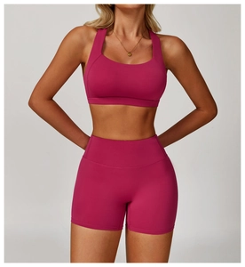 Dettaglio del set reggiseno sportivo rosa e pantaloncini a vita alta con fascia larga