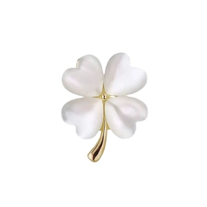 Elegante spilla a quadrifoglio dorata con petali in madreperla bianca da donna