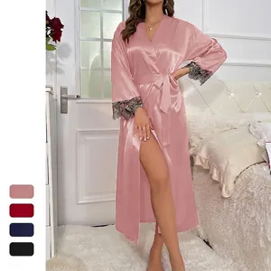 Peignoir long en satin rose avec col en V et manches en dentelle florale grise