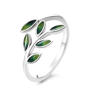 Minimalist 925 silver leaf ring with six green leaves on a clean white background
