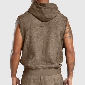 Vue arrière du gilet à capuche marron pour homme avec coupe streetwear et effet délavé