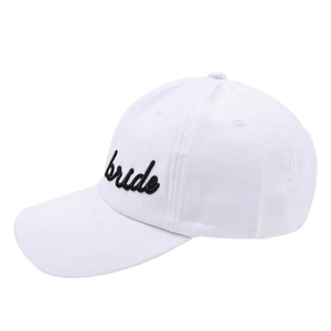 Detail der schwarzen Bride-Stickerei auf weißer Baumwoll-Baseballkappe für Hochzeiten