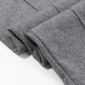 Vue détaillée du tissu gris à chevrons pour cet ensemble gilet et pantalon femme