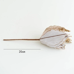 Détail d'une fleur de Noël artificielle de 20cm en velours champagne avec paillettes d'or