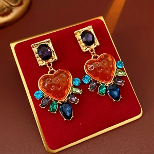 Boucles d'oreilles baroques coeur vintage avec cristaux violets sur velours rouge