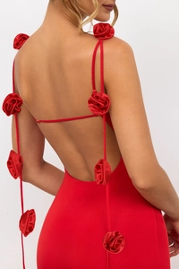 Détail d'une robe rouge dos nu avec décorations de roses 3D et fines bretelles