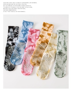 Detailansicht der rutschfesten Silikon-Noppen auf bunten Batik-Yoga-Socken für Damen