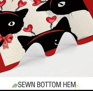 Vue détaillée de l'ourlet cousu et de l'imprimé en tissu chat noir mignon