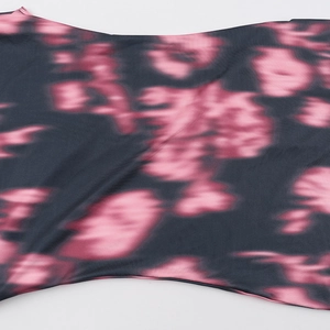Gros plan sur l'imprimé artistique abstrait rose et noir du tissu de la robe sirène