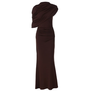 Détail d'une robe de soirée drapée chocolat à une épaule en tissu soyeux et élastique