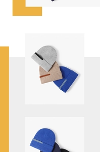 Vue détaillée des bonnets en maille côtelée avec rayures contrastées en divers coloris