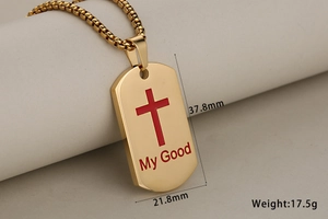 Λεπτομέρεια χρυσού μενταγιόν dog tag από ατσάλι με κόκκινο σταυρό και χάραξη