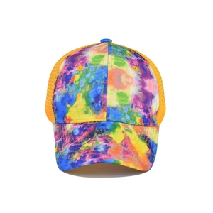 Cappellino trucker tie-dye colorato con motivi vivaci e rete traspirante arancione
