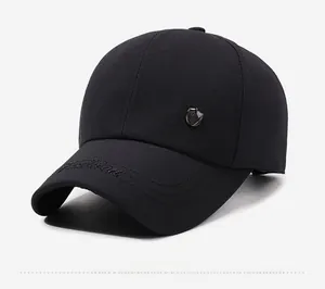 Dettaglio di un cappello da baseball nero da uomo con stemma in metallo e ricamo Fashion