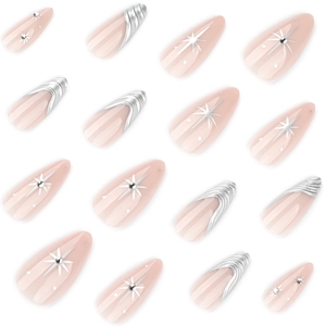 Kurze Mandel-Kunstnägel in Nude-Rosa mit silberner 3D-Metallstruktur und Sternen-Design