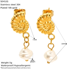 Detailed specs of 18k gold plated shell earrings with baroque pearls and size markings