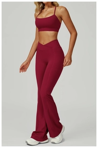 Détail d'un ensemble de yoga bordeaux avec pantalon évasé à taille en V et débardeur