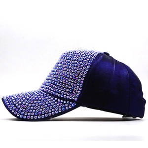 Dettaglio cappellino blu navy con strass cangianti e finitura in satin lucido