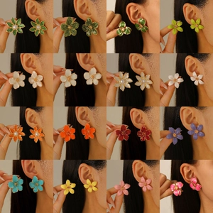 Bunte Emaille-Ohrstecker in Blumenform mit doppelten Blütenblättern und Perlen