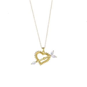 Collana dorata in acciaio con pendente a cuore e freccia e zirconi su sfondo bianco