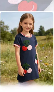 Détail d'une robe bleue pour fille avec broderie cerise et finitions rayées rouges