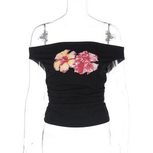 Détail du haut noir à épaules dénudées avec imprimé floral et texture froncée