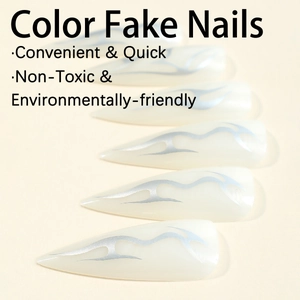 Faux ongles stiletto longs avec base crème et décor à motif de flammes argentées