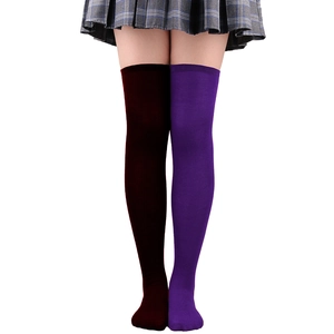 Détail de la texture en maille des chaussettes hautes bicolores contrastées rouge et violet