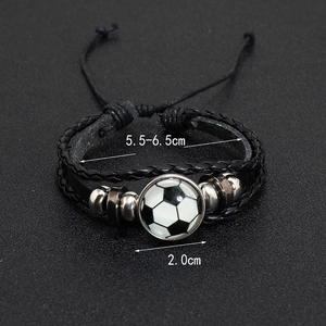 Vue détaillée du bracelet en cuir tressé avec dôme en verre football et perles argentées