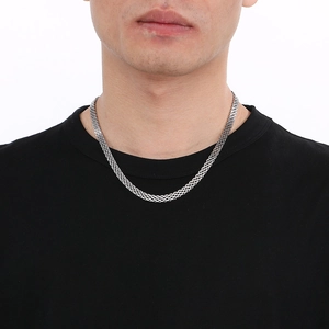 Gros plan d'un collier en maille d'acier inoxydable de 6 mm sur le cou d'un modèle