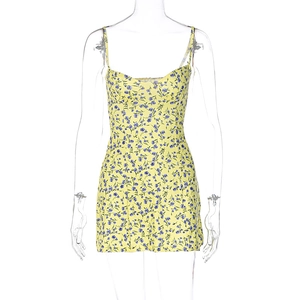 Detalle de vestido de verano amarillo con estampado floral azul en un maniquí transparente