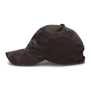 Détail d'une casquette de baseball en cuir marron foncé avec texture froissée unique