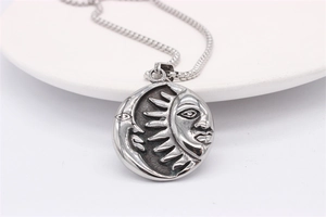 Dettaglio ravvicinato della collana con pendente tarocchi sole e luna in argento retrò