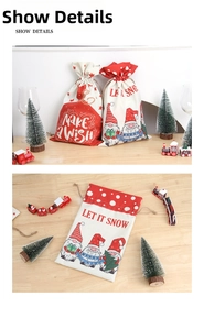 Detail van kerstcadeautasjes van jute met kabouters en 'Make a Wish' bedrukking