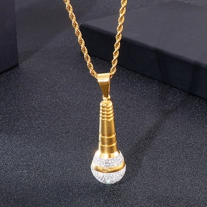 Dettaglio macro del ciondolo a microfono hip hop con zirconi brillanti su catena a corda