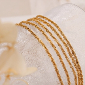 Texture détaillée du collier chaîne chou-fleur en acier inoxydable doré au brillant élégant