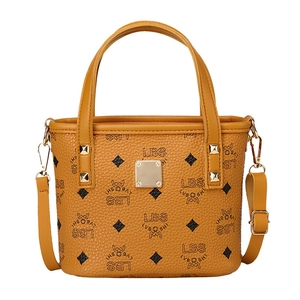 Bucket Bag mit digitalem Lettermuster und goldenen Nieten für Damen in Gelb