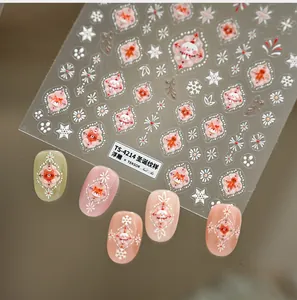 Makro-Detail von Weihnachts-Nagelstickern mit 3D-Prägung, Schneemann- und Lebkuchenmann-Motiven