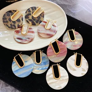 Boucles d'oreilles en forme de U plaquées or 18 carats avec disques en acétate coloré