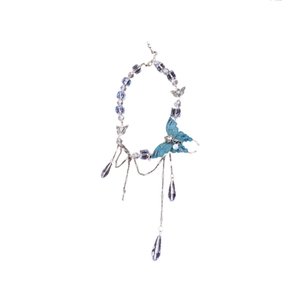 Collier papillon bleu élégant avec perles de cristal et longs pompons métalliques sur blanc