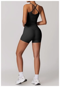 Vista posteriore di pantaloncini da yoga neri a vita alta e reggiseno sportivo incrociato
