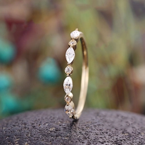 Makro-Seitenansicht des Goldrings mit marquise- und rundgeschliffenen Diamanten