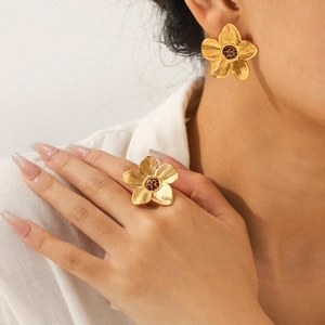 Set di orecchini e anello a fiore in acciaio inossidabile 18K con dettagli leopardati